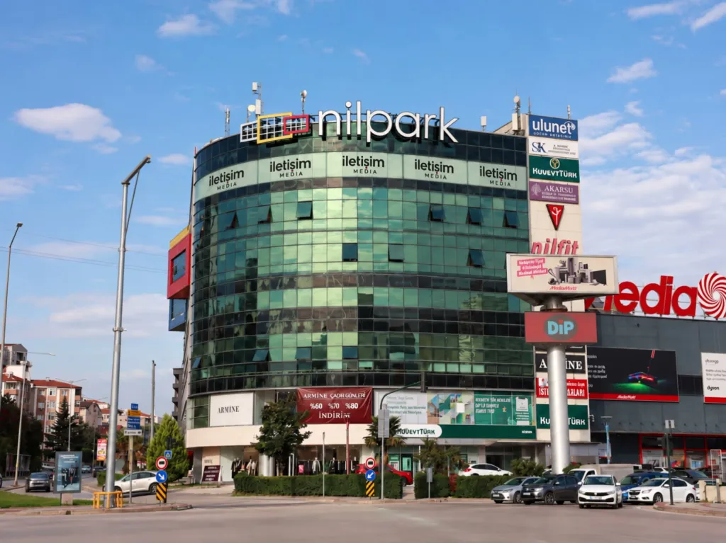 Nilpark AVM ve Ofis binası; cephede İletişim Media yazısı